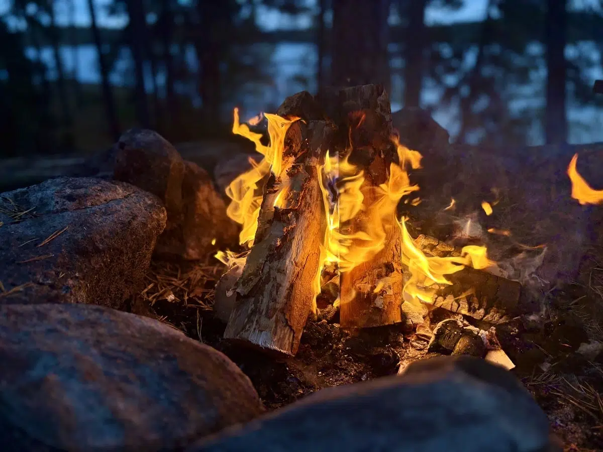 Nuotio palamassa Pääjärven laavulla Sastamalassa syysiltana.